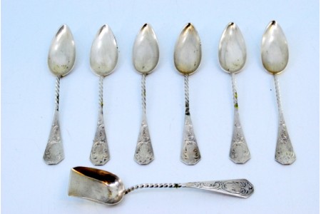 Conjunto de seis colheres de café e pá de açúcar em prata com cabos retorcidos e com gravados.